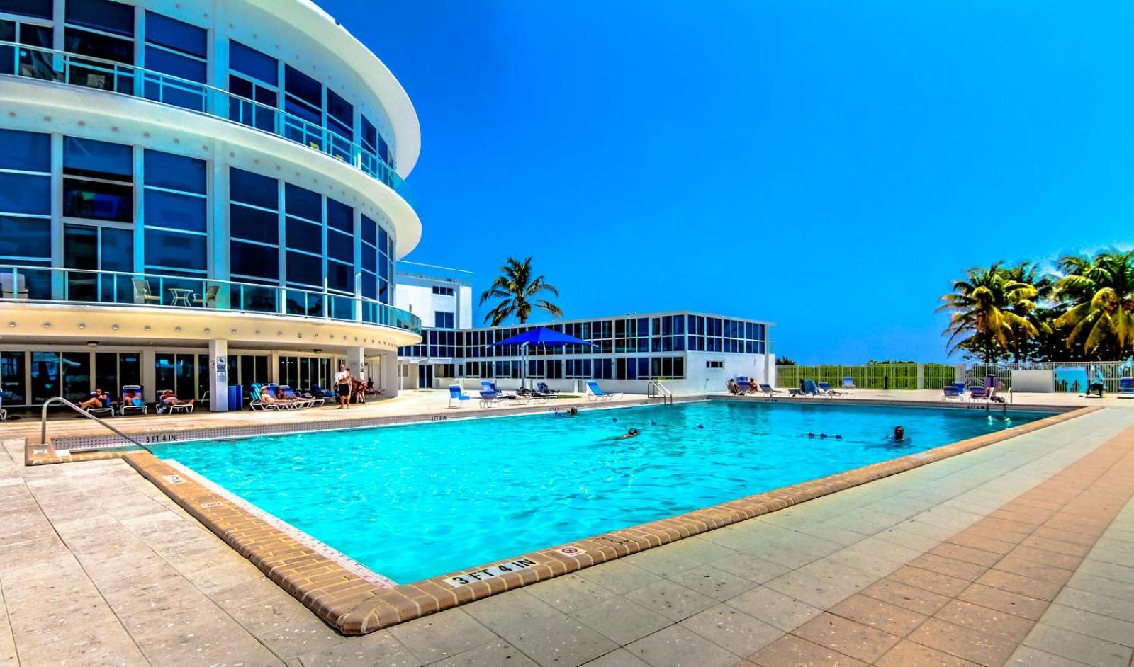 Castle Pavillon 8 Beachfront - Private Beach Access Loft With 2-Story, Pool, Tennis, Free Parking Access ไมอามีบีช ภายนอก รูปภาพ