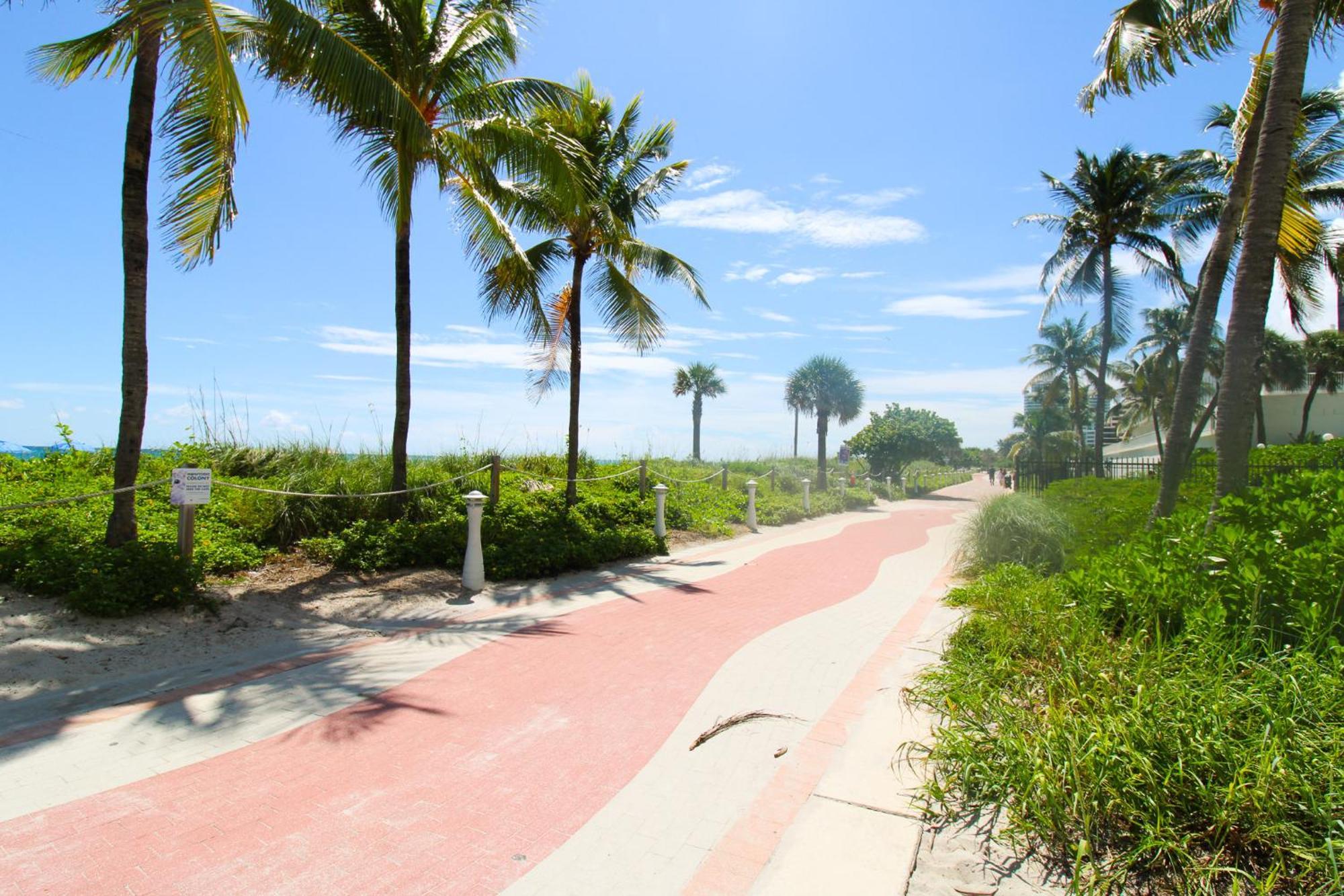 Castle Pavillon 8 Beachfront - Private Beach Access Loft With 2-Story, Pool, Tennis, Free Parking Access ไมอามีบีช ภายนอก รูปภาพ