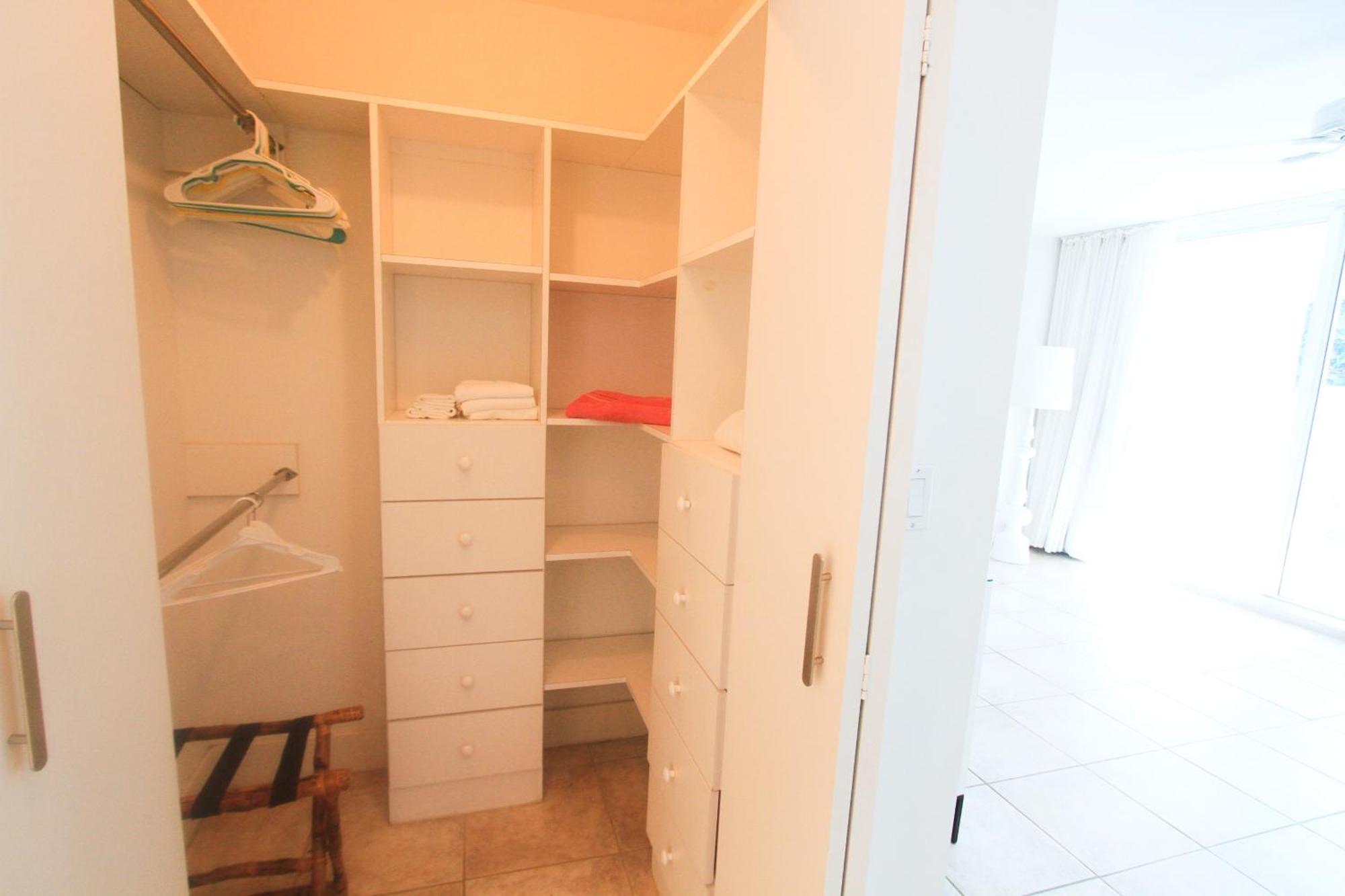 Castle Pavillon 8 Beachfront - Private Beach Access Loft With 2-Story, Pool, Tennis, Free Parking Access ไมอามีบีช ภายนอก รูปภาพ
