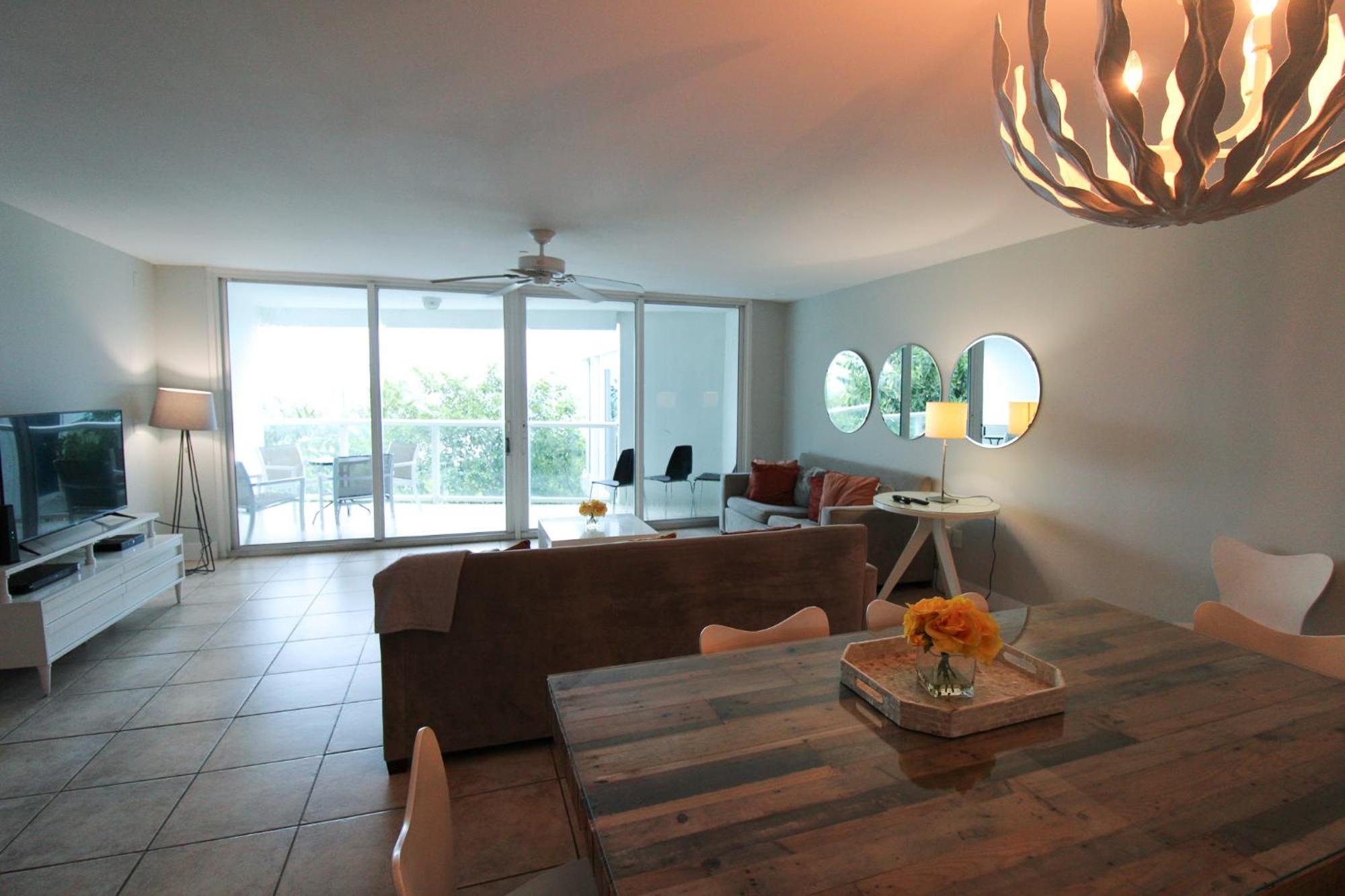 Castle Pavillon 8 Beachfront - Private Beach Access Loft With 2-Story, Pool, Tennis, Free Parking Access ไมอามีบีช ภายนอก รูปภาพ