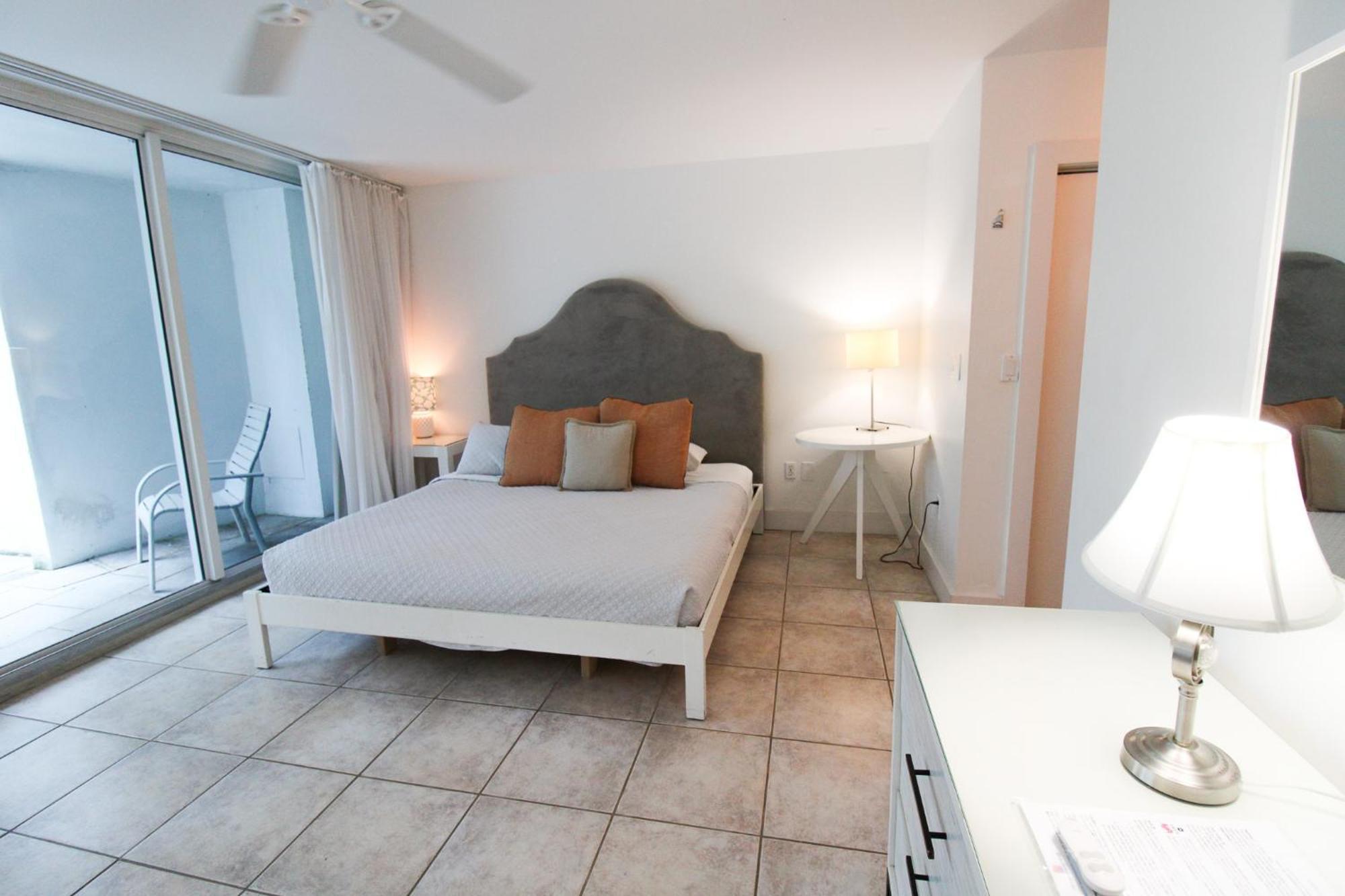 Castle Pavillon 8 Beachfront - Private Beach Access Loft With 2-Story, Pool, Tennis, Free Parking Access ไมอามีบีช ภายนอก รูปภาพ