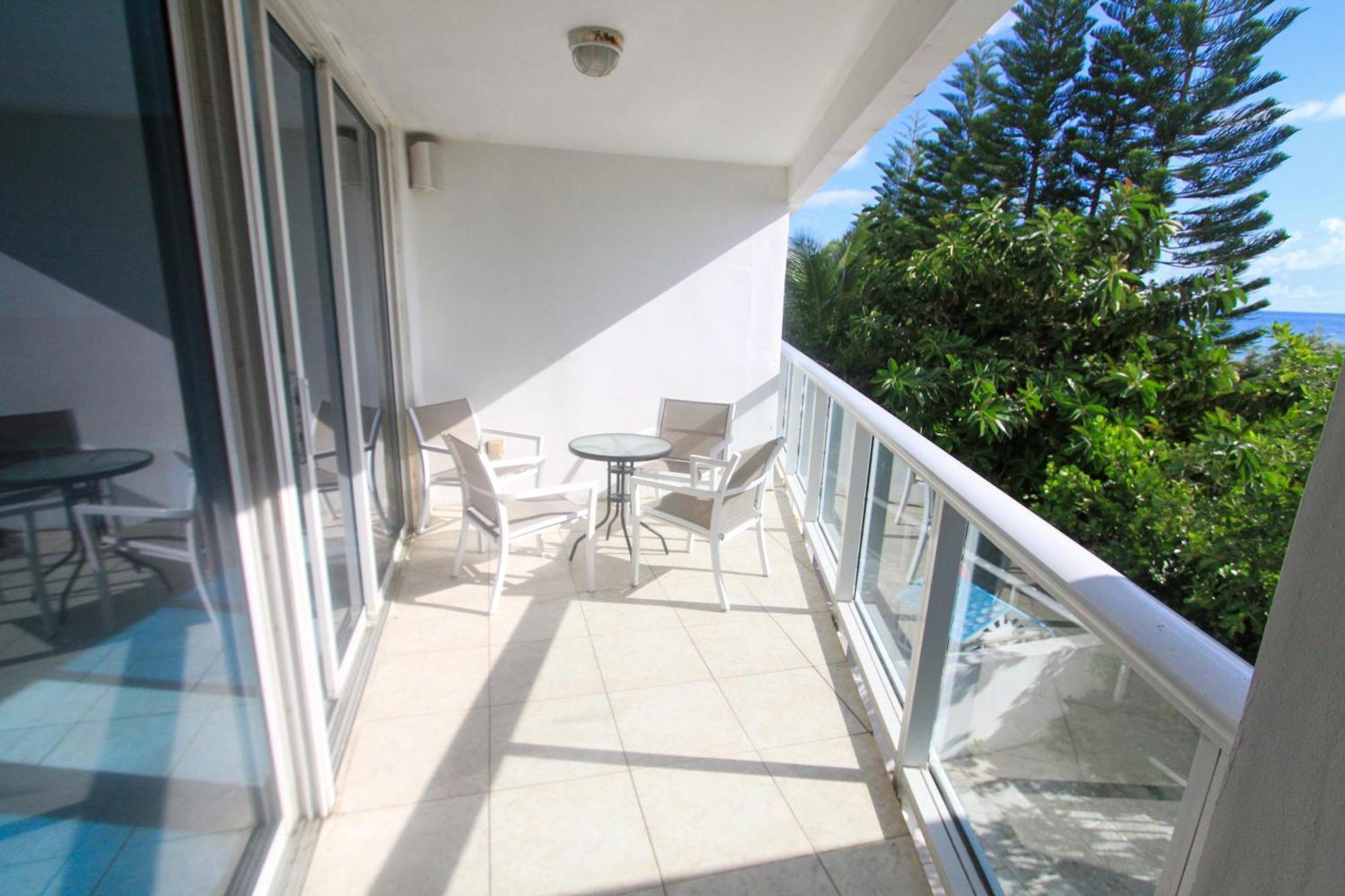 Castle Pavillon 8 Beachfront - Private Beach Access Loft With 2-Story, Pool, Tennis, Free Parking Access ไมอามีบีช ภายนอก รูปภาพ